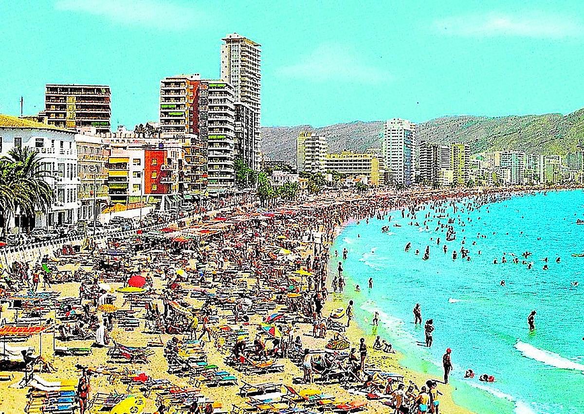 Imagen secundaria 1 - Año 1957. Imagen aérea de la entonces aldea de Benidorm. | Años setenta. El desarrollo turístico empieza a ser evidente.
