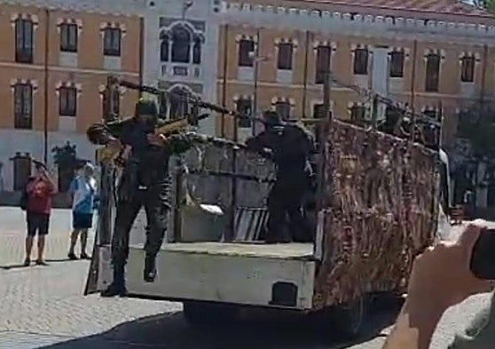 Instante de la exhibición de los Boinas Verdes.