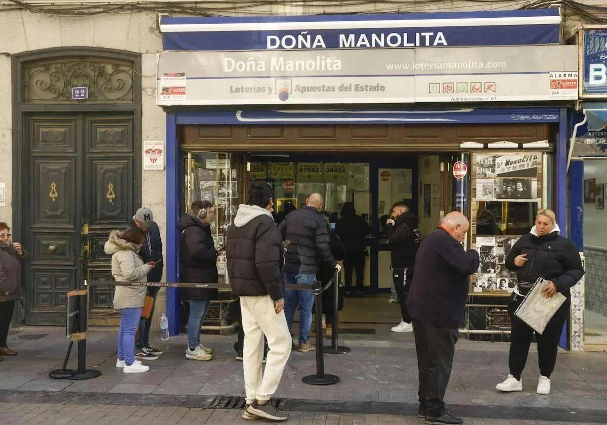 Cola en una administración de Loterías y Apuestas del Estado.