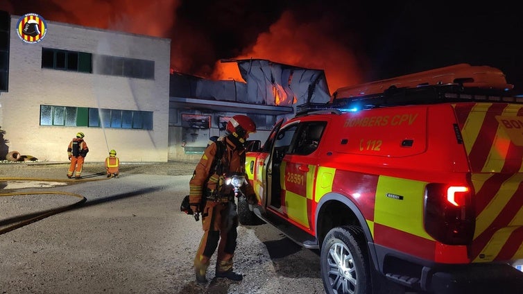 Bomberos trabajando en el lugar del suceso.