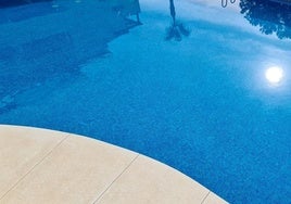Salvan a una niña de morir ahogada en una piscina de Torrent