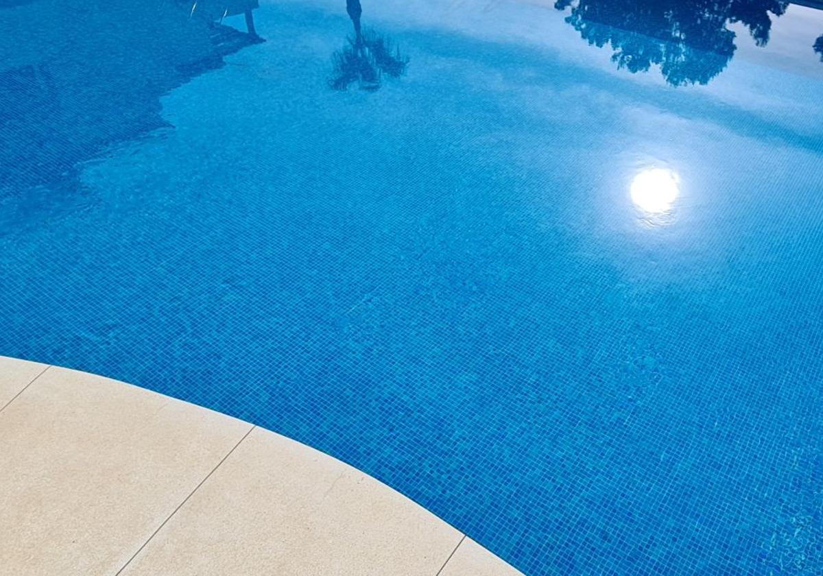 Muere una niña de 14 años ahogada en una piscina de Torrent