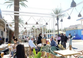 Terraza del restaurante Los Gómez en la playa de La Pobla de Farnals.