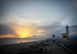 El último atardecer antes del solsticio que da comienzo a la temporada de verano en las salinas del Cabo de Gata.
