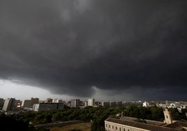 Aemet anuncia chubascos y tormentas localmente fuertes esta tarde en el interior de Valencia y Castellón