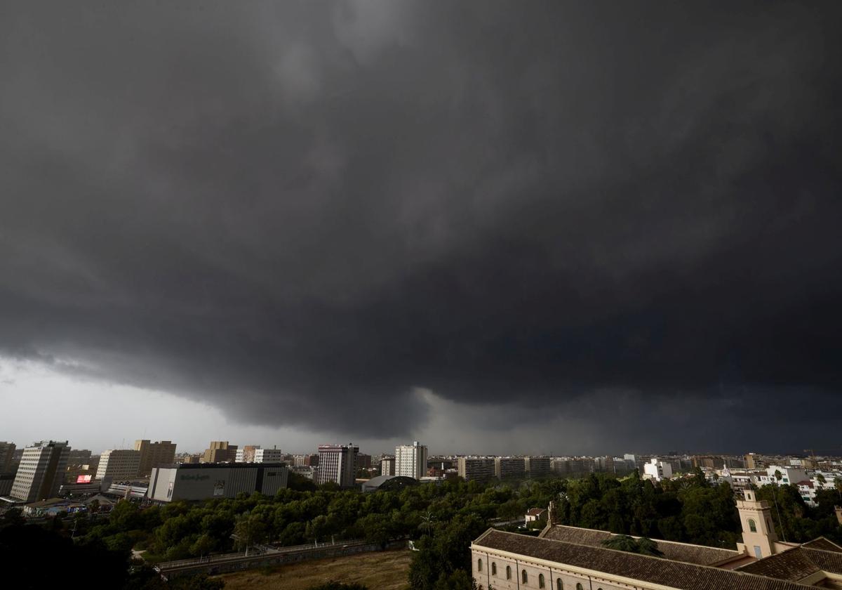 Aemet anuncia chubascos y tormentas localmente fuertes esta tarde en el interior de Valencia y Castellón