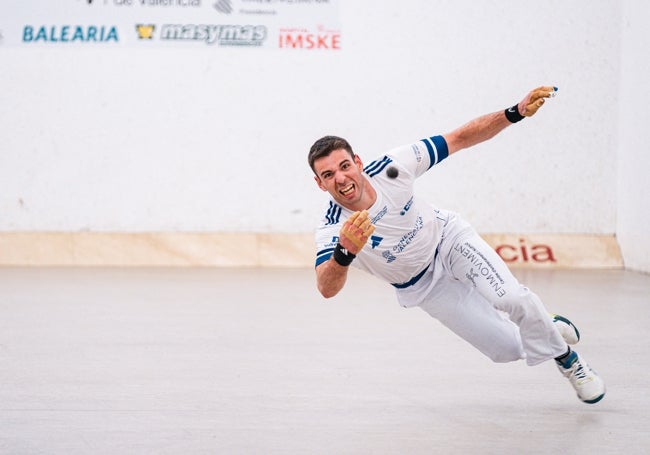 De la Vega intenta devolver una pelota, durante la final de invididual.