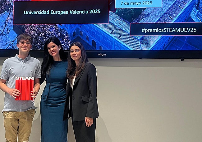 Alejando (i) y Celeste (d), al recibir el premio.