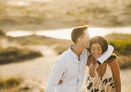 Vicent y Sofía, en unas imágenes de la preboda en el Saler, un lugar que el fotógrafo Alfonso Calza adora para sus fotos.
