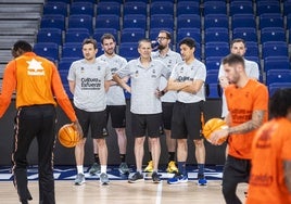 El cuerpo técnico del Valencia Basket observa el entrenamiento de este domingo.