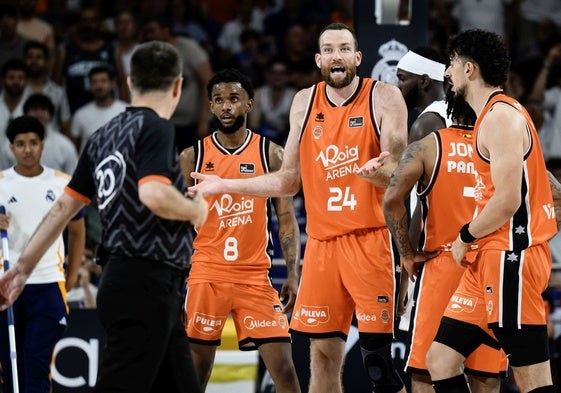 Costello protesta una jugada durante el segundo partido de la final de la ACB.