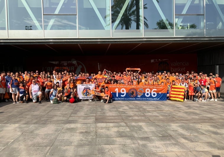 La afición taronja antes de salir hacia Madrid.
