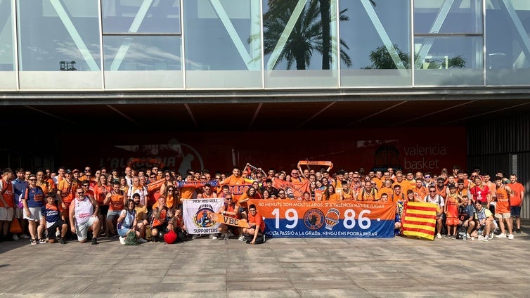 La afición taronja antes de salir hacia Madrid.