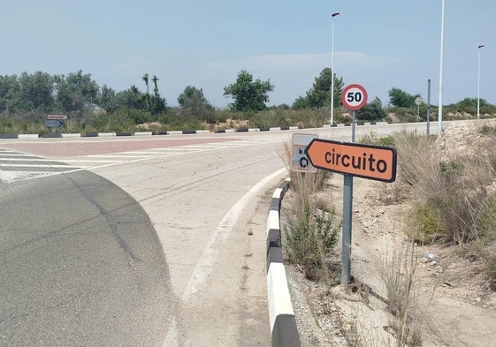 Desvío hacia el circuito de Cheste en la CV-378 que lleva directo al cauce del Poyo.