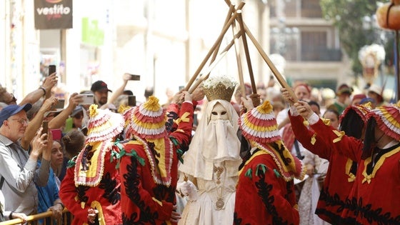 Asistentes a la Cabalgata del Convite del Corpus Christi en Valencia.