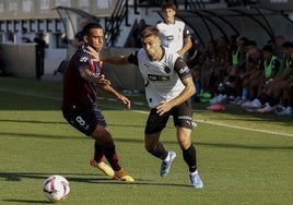 Ángel Algobia y Alberto Marí, durante el amistoso entre Levante y Valencia del pasado verano.