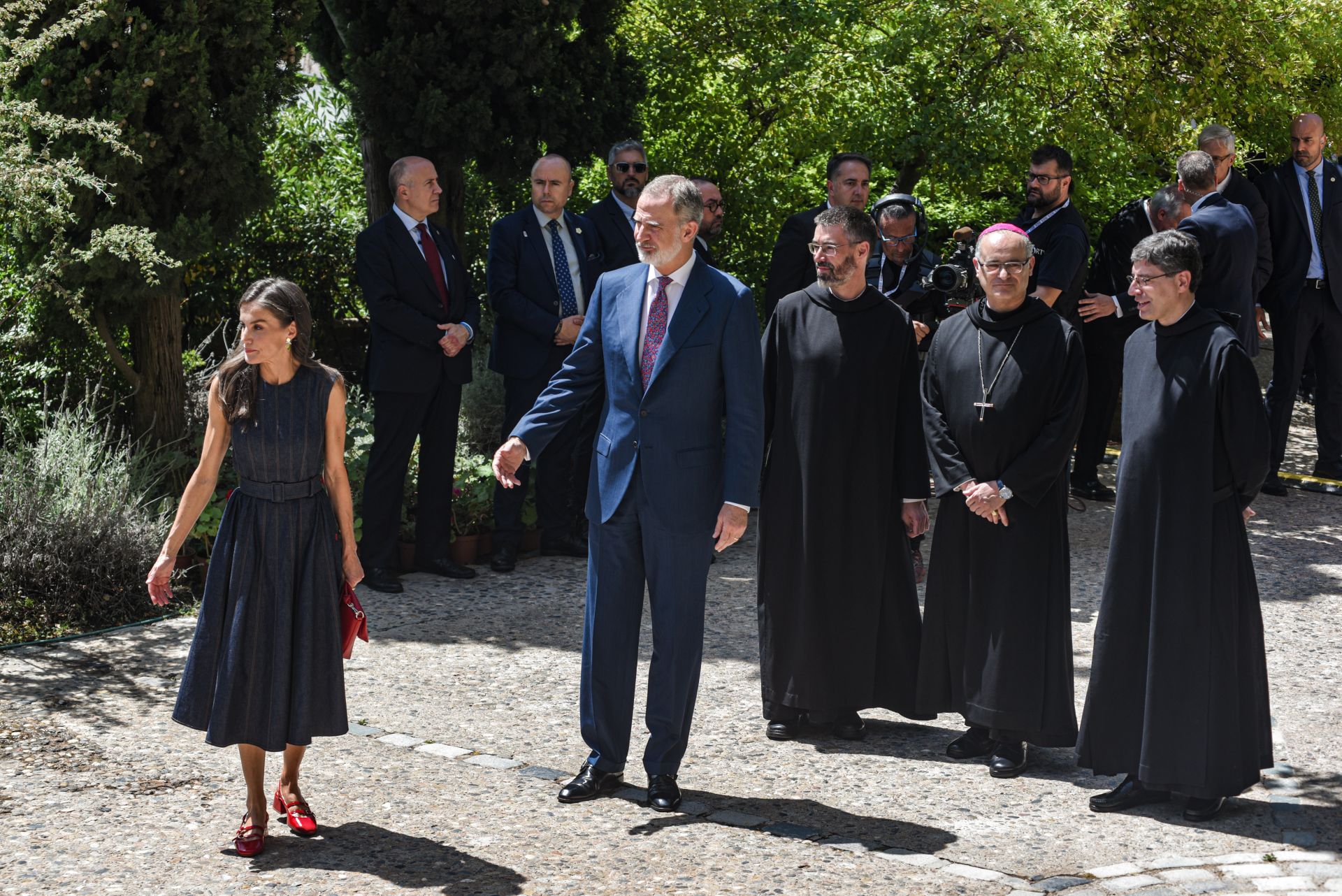 El look perfecto de Letizia para este verano: vestido denim y zapatos rojos