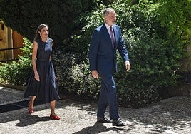 El look perfecto de Letizia para este verano: vestido denim y zapatos rojos