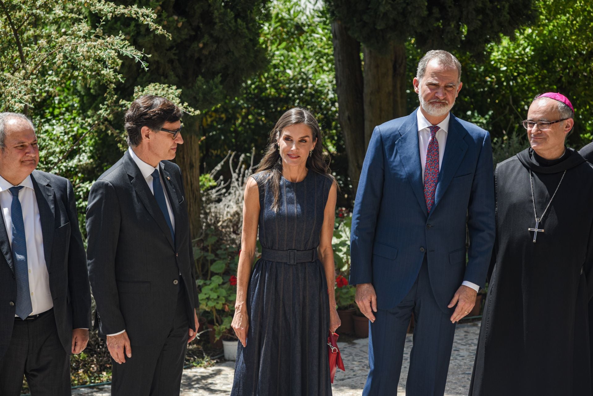 El look perfecto de Letizia para este verano: vestido denim y zapatos rojos