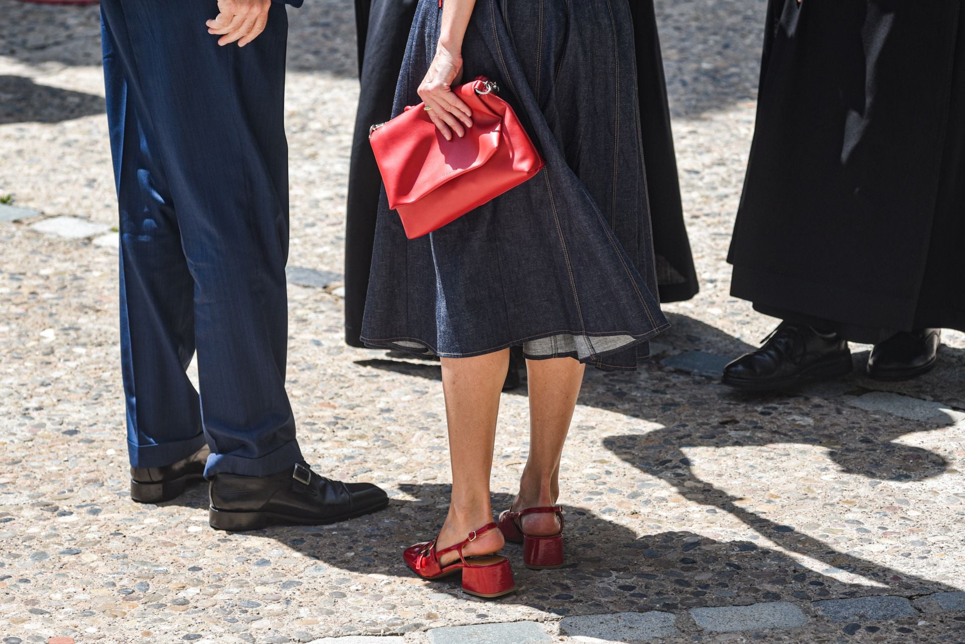 El look perfecto de Letizia para este verano: vestido denim y zapatos rojos