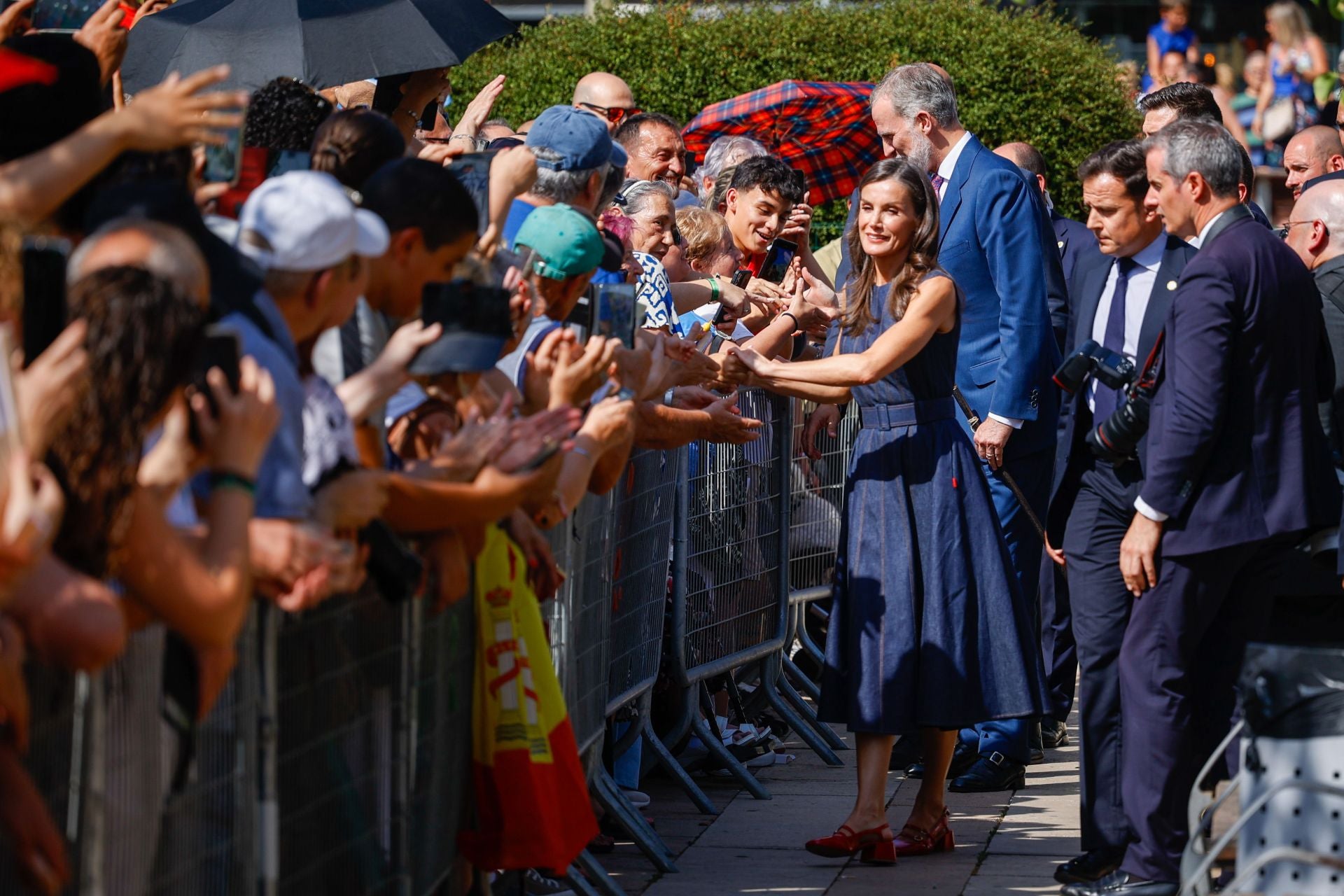 El look perfecto de Letizia para este verano: vestido denim y zapatos rojos