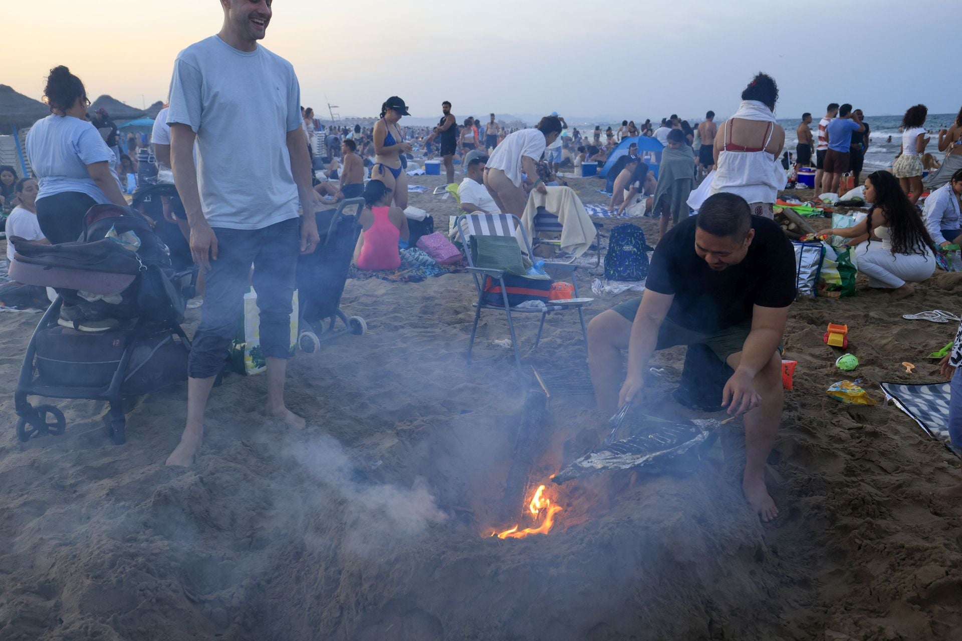FOTOS | Noche de San Juan en las playas de Valencia