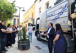 Acto de entrega del camión por parte de Emacsa.
