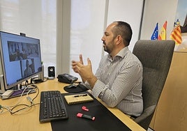 El alcalde, Guillermo Luján, durante la reunión telemática.