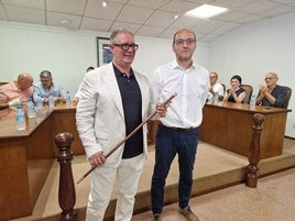 Ramón Gómez con la vara de mando junto al exalcalde de Llombai.