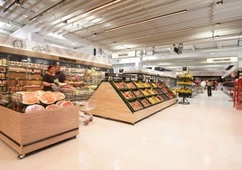 Interior de un hipermercado de Family Cash.