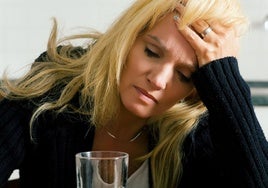 Mujer se resiente de la migraña, imagen de archivo.