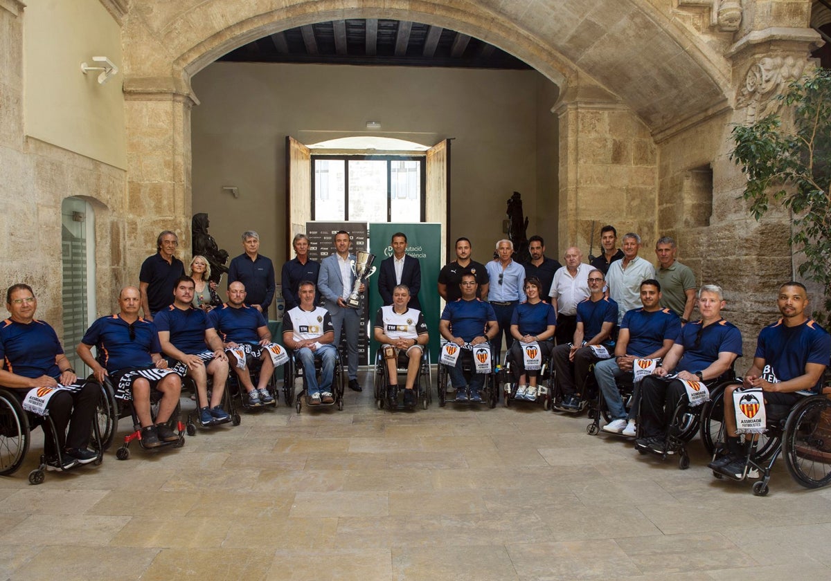El equipo de A-Ball del Valencia junto al presidente de la Diputación.
