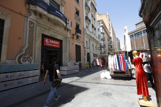 La apertura de un supermercado en la antigua sucursal de Bankia, justo al lado del Mercado Central.