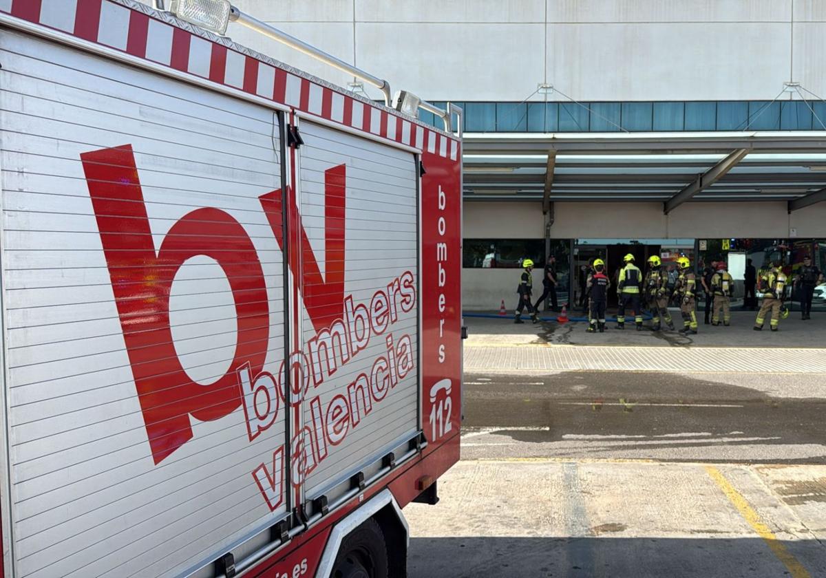 Una paciente fallecida y varios internos fugados tras un incendio intencionado en la planta de Psiquiatría de La Fe de Valencia