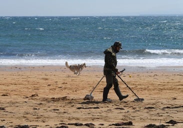 ¿Es legal usar detectores de metales en las playas de Valencia tras la noche de San Juan?