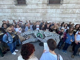 La protesta convocada por Salvem la Vall en octubre del año pasado frente a la Delegación del Gobierno.