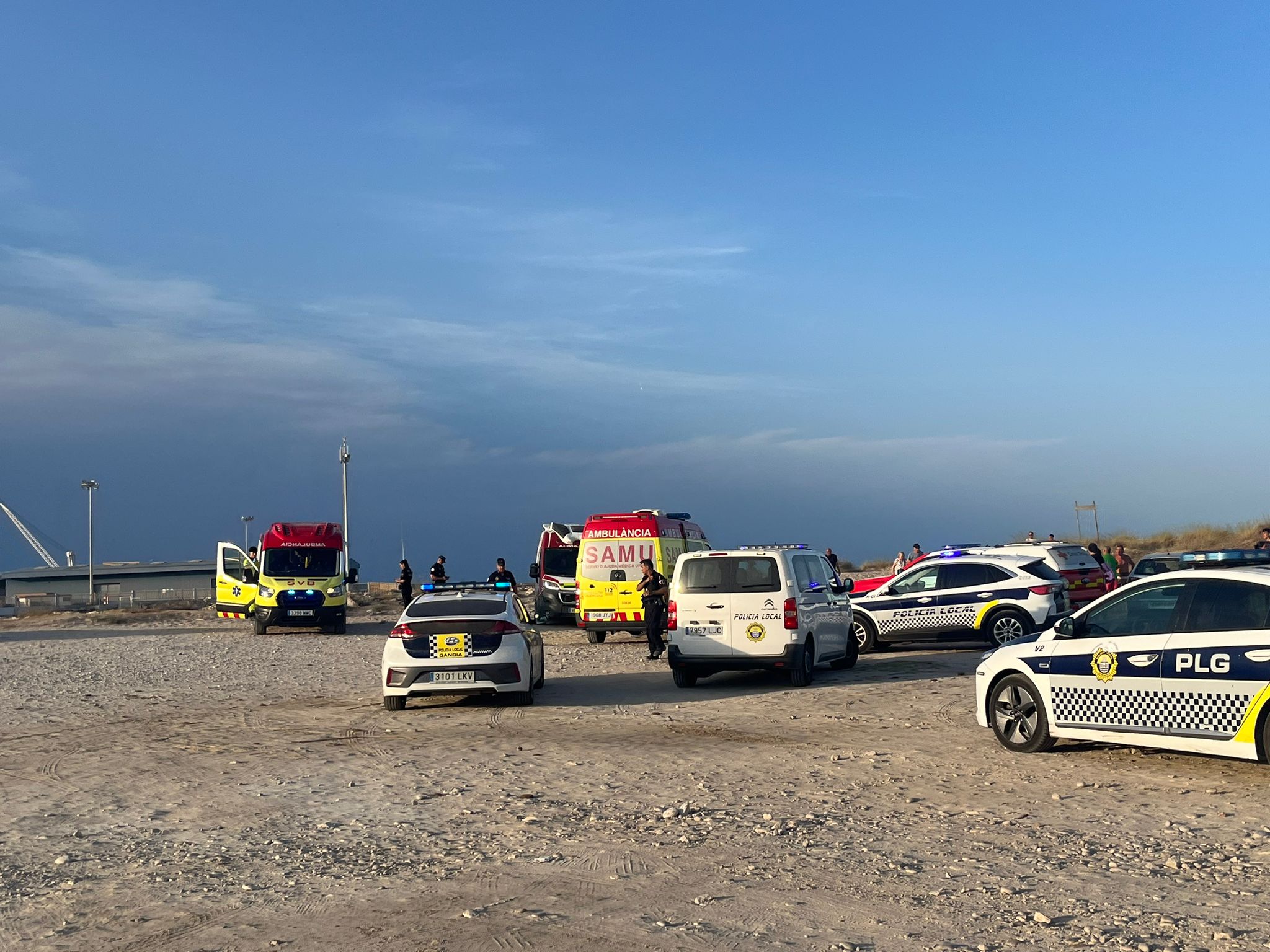 Dispositivo desplegado en Marenys de Rafalcaid para el rescate de tres personas en el mar.