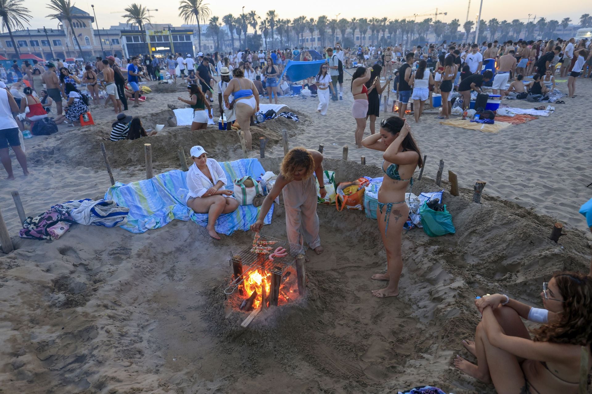FOTOS | Noche de San Juan en las playas de Valencia