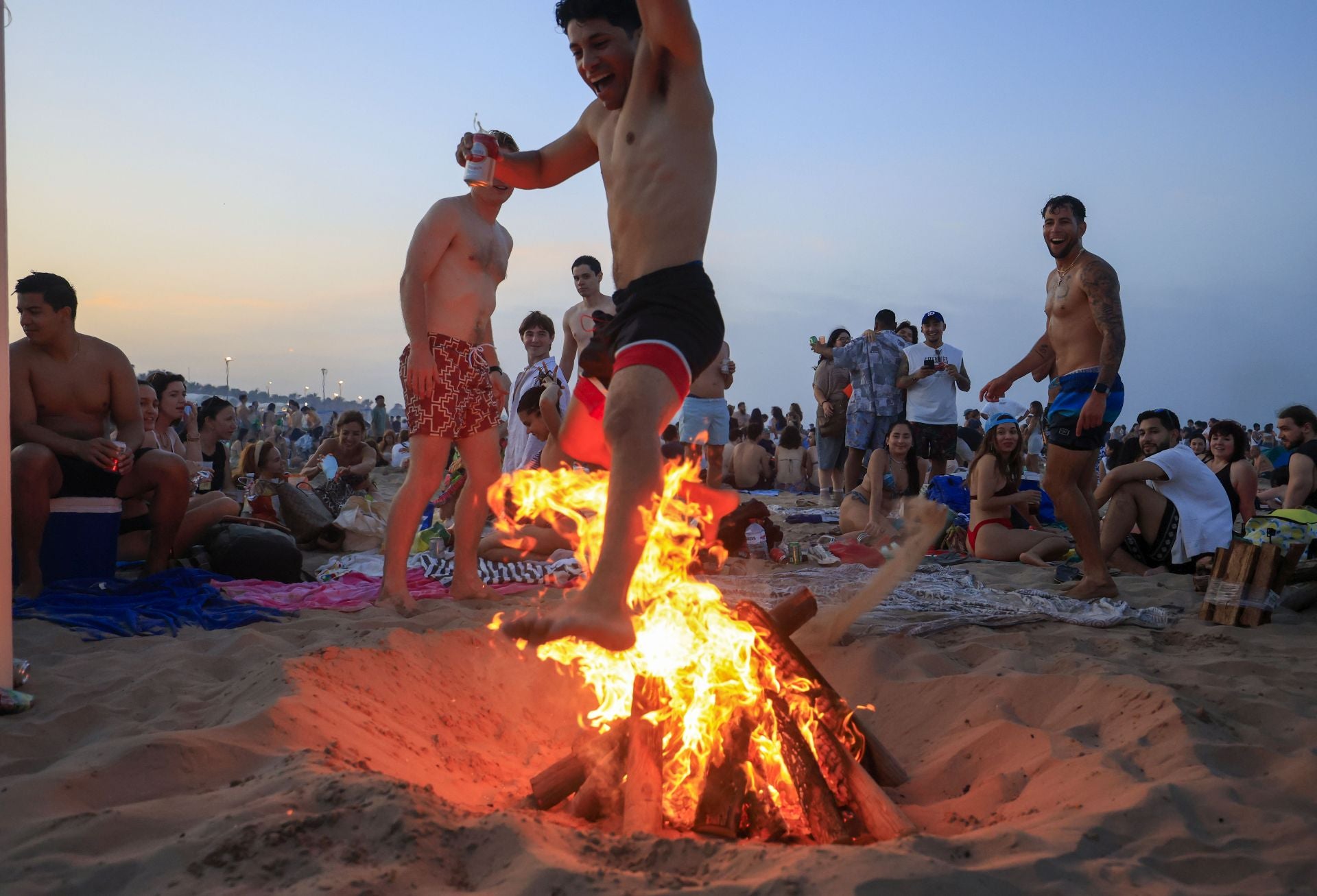 FOTOS | Noche de San Juan en las playas de Valencia