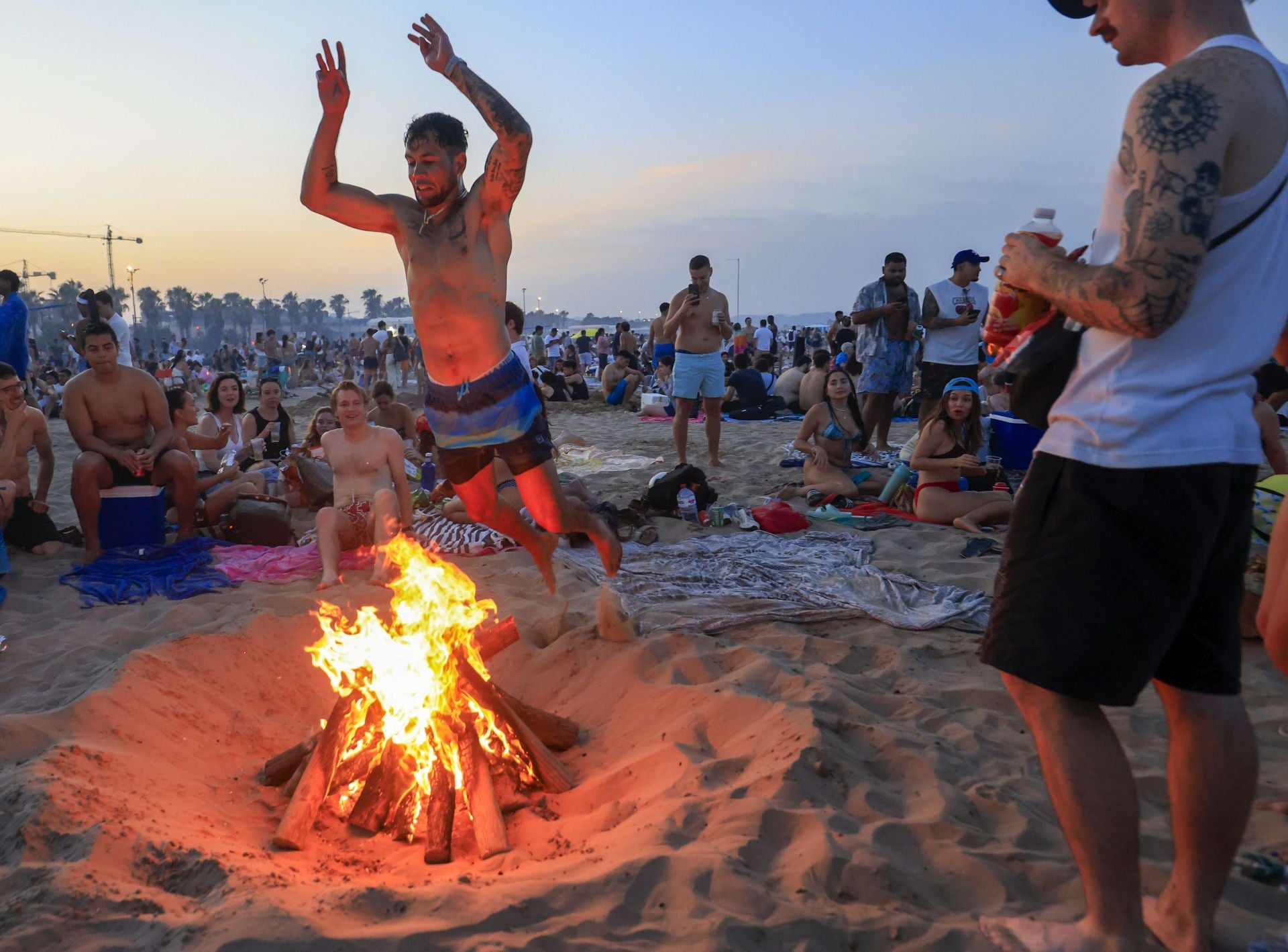 FOTOS | Noche de San Juan en las playas de Valencia