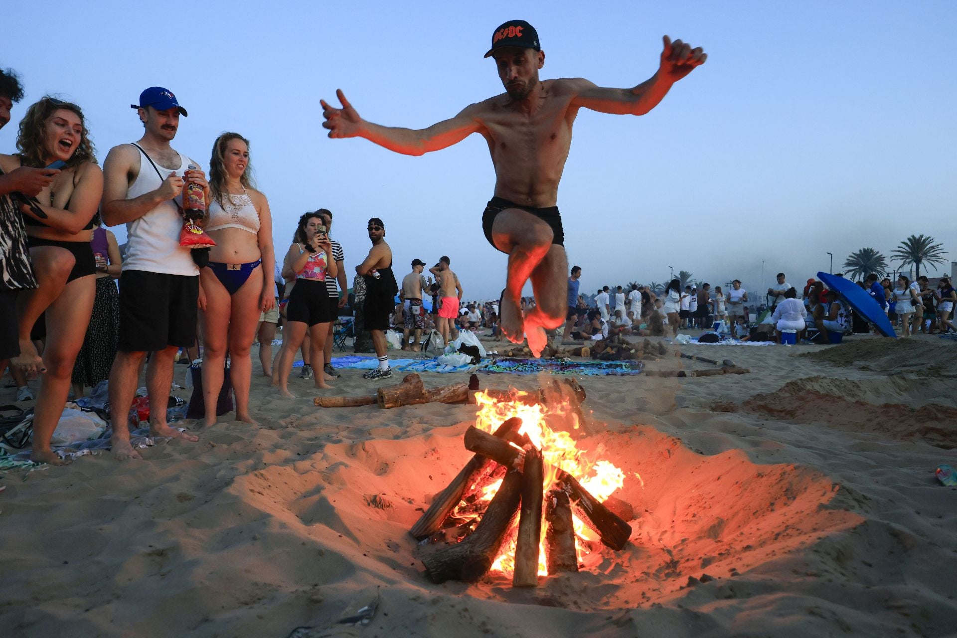 FOTOS | Noche de San Juan en las playas de Valencia