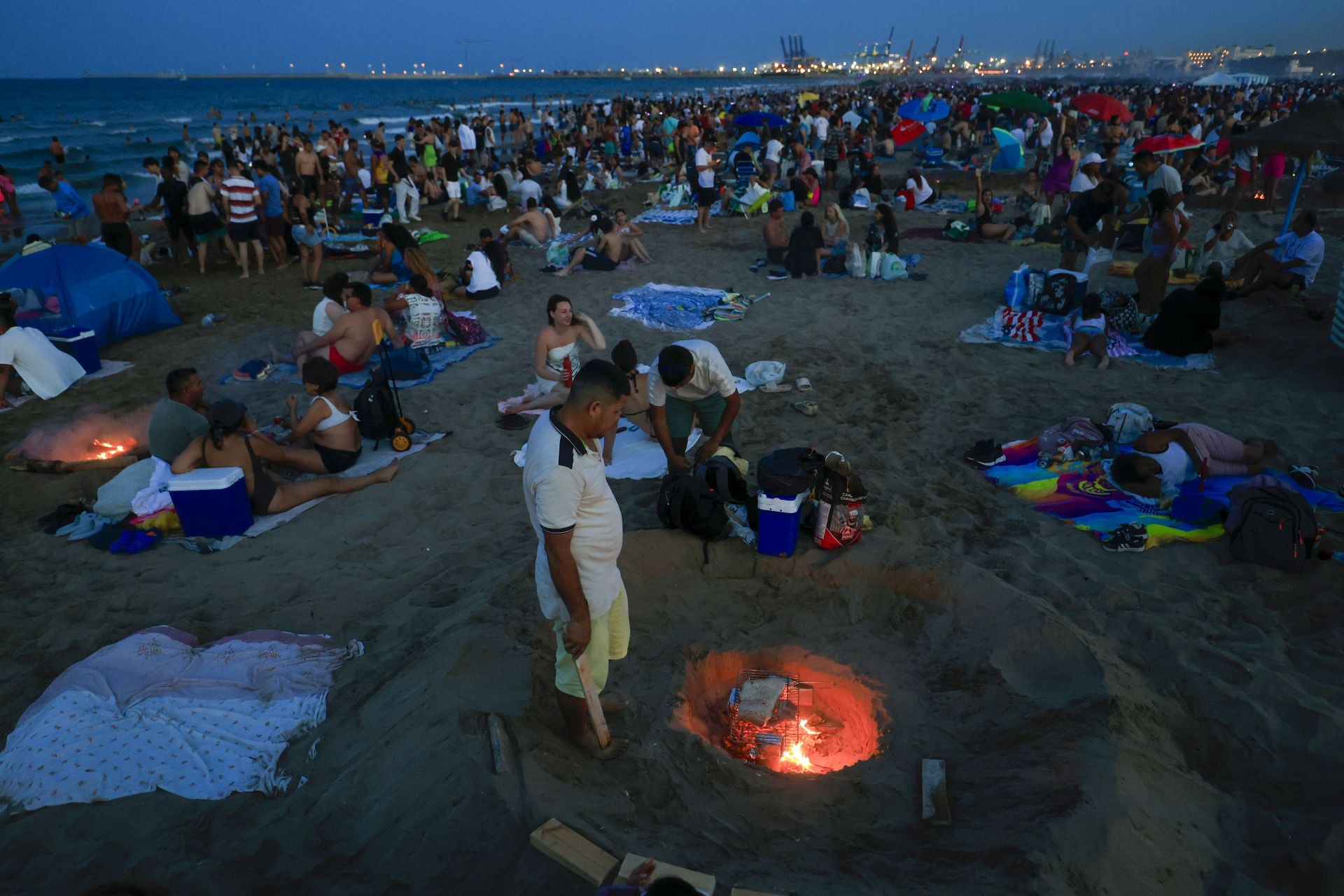 FOTOS | Noche de San Juan en las playas de Valencia