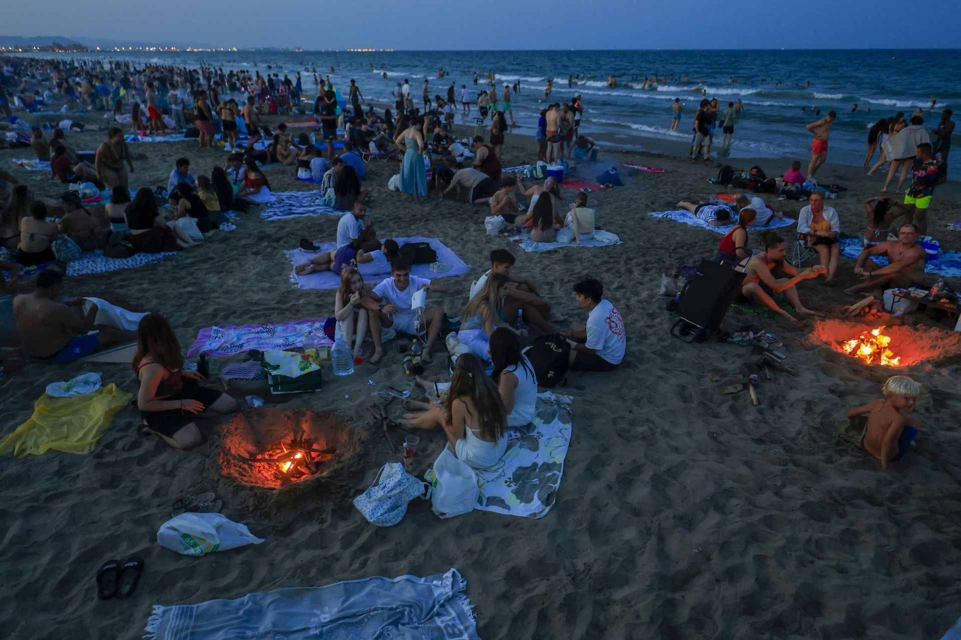 FOTOS | Noche de San Juan en las playas de Valencia