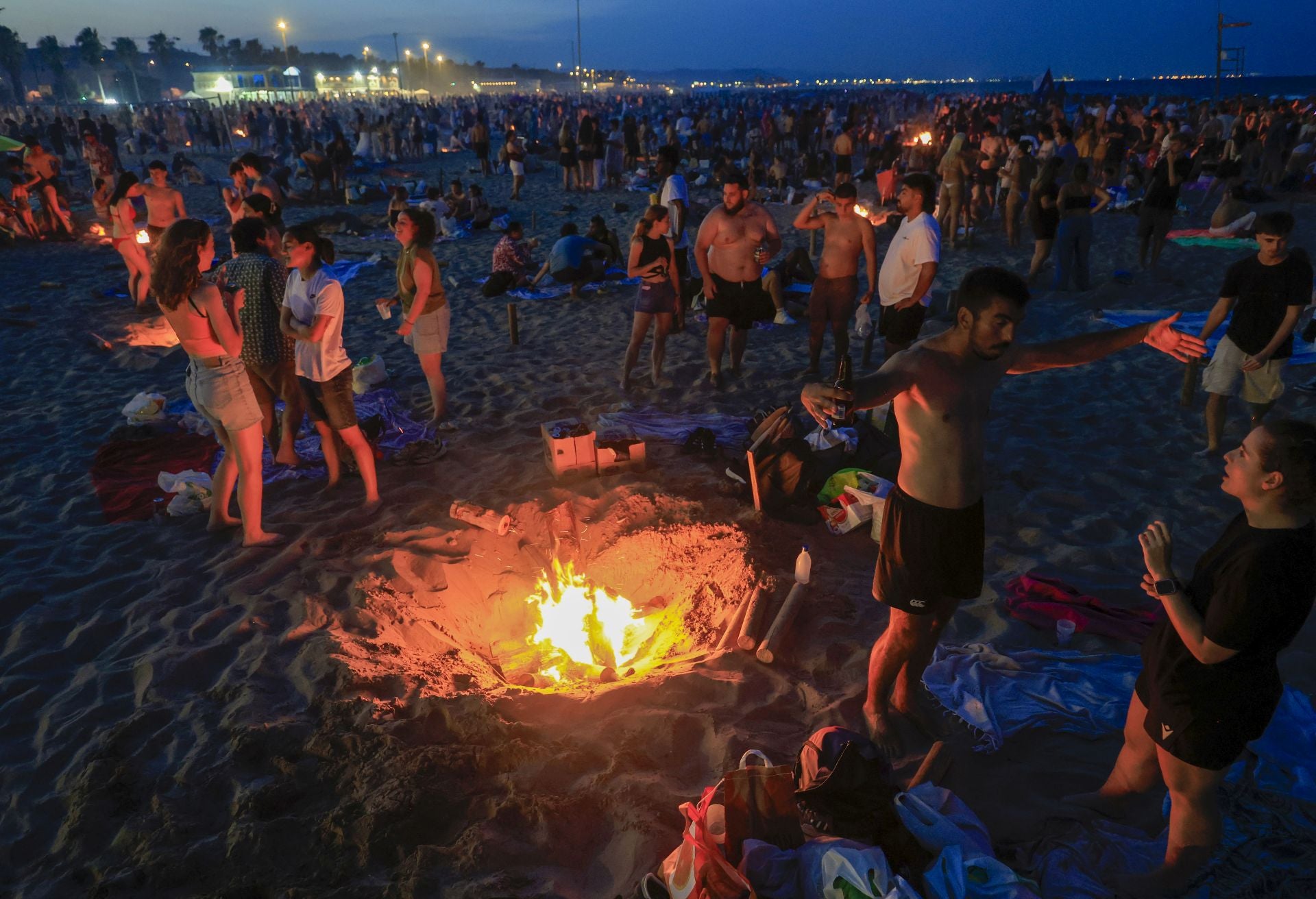 FOTOS | Noche de San Juan en las playas de Valencia