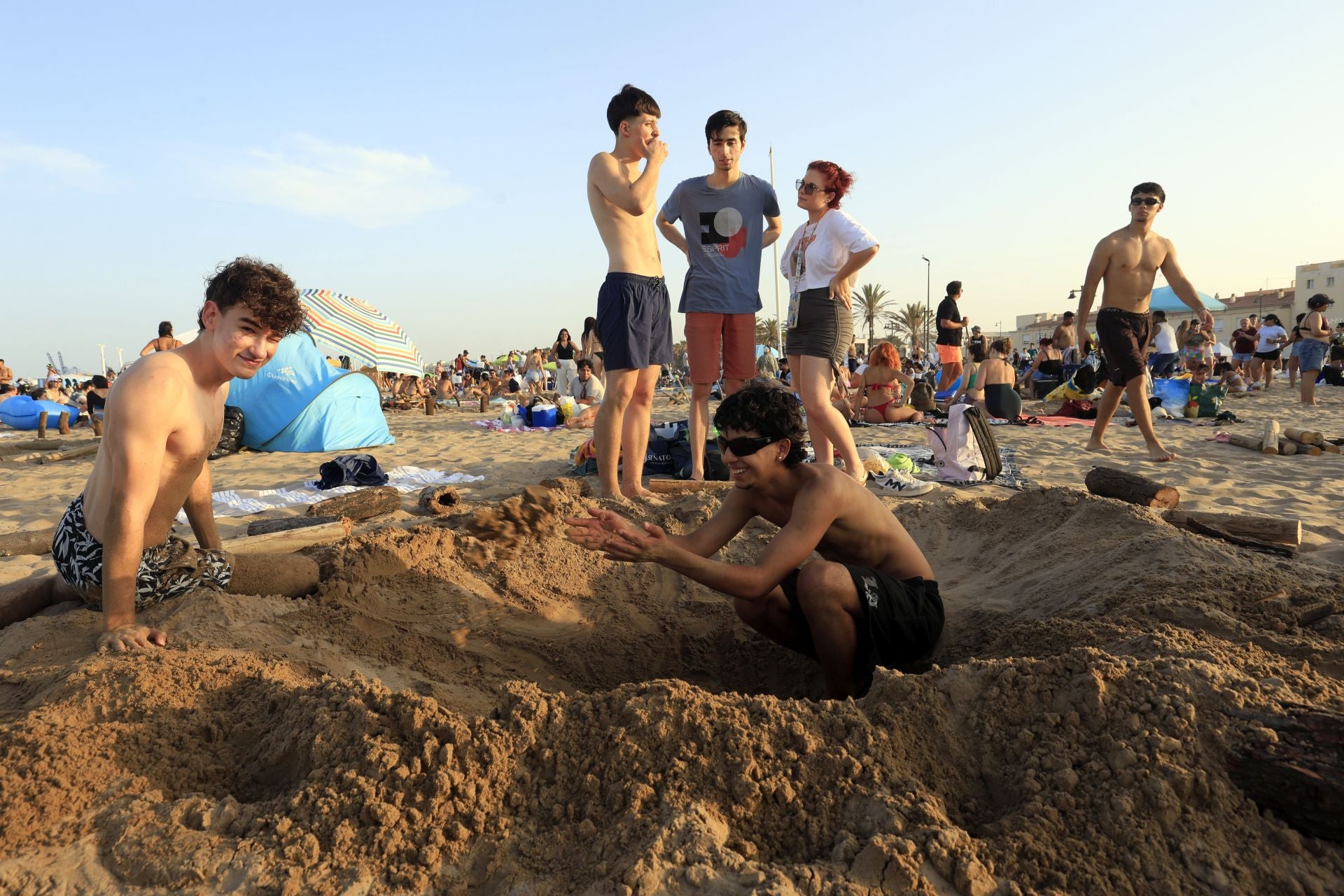 FOTOS | Noche de San Juan en las playas de Valencia