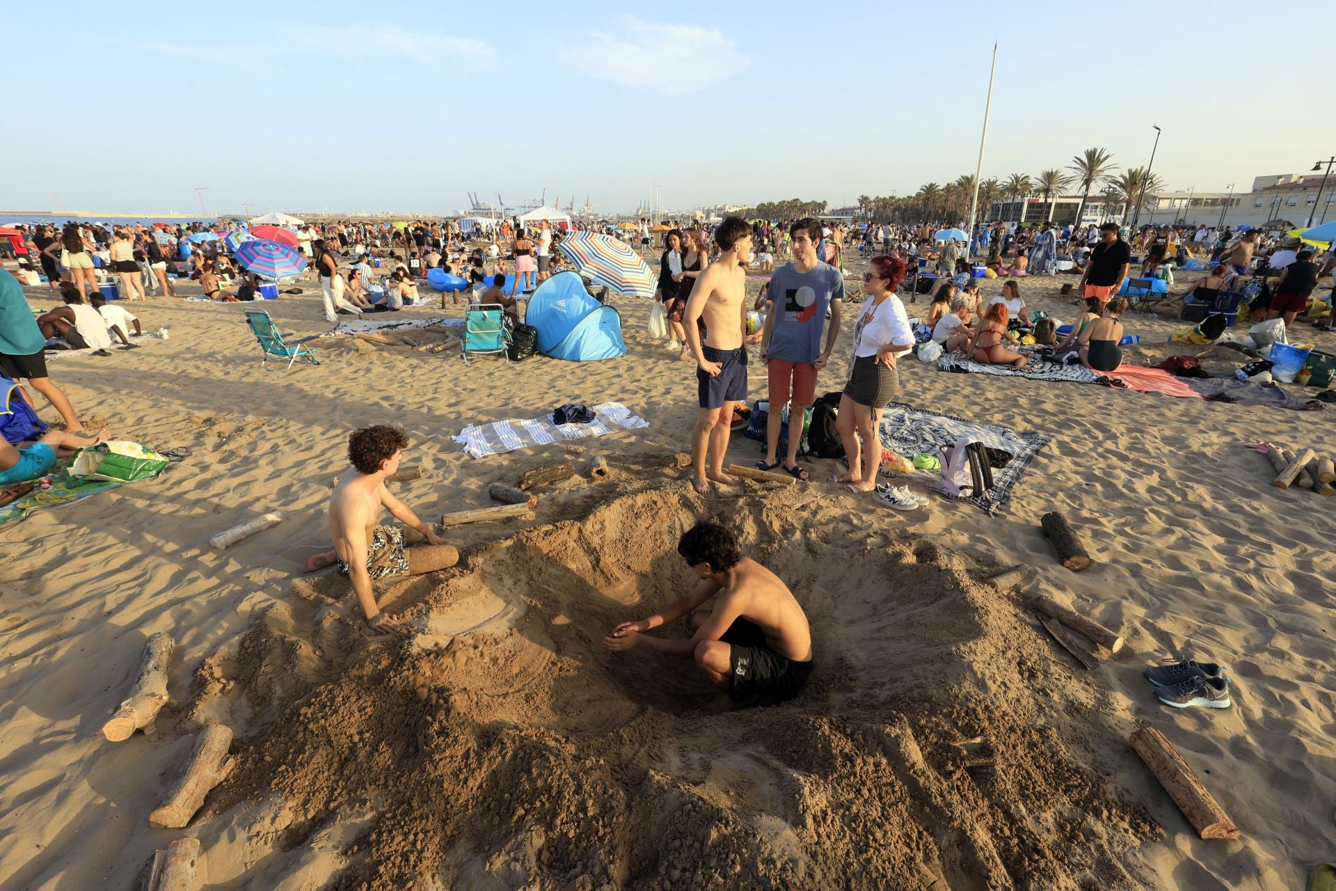 FOTOS | Noche de San Juan en las playas de Valencia