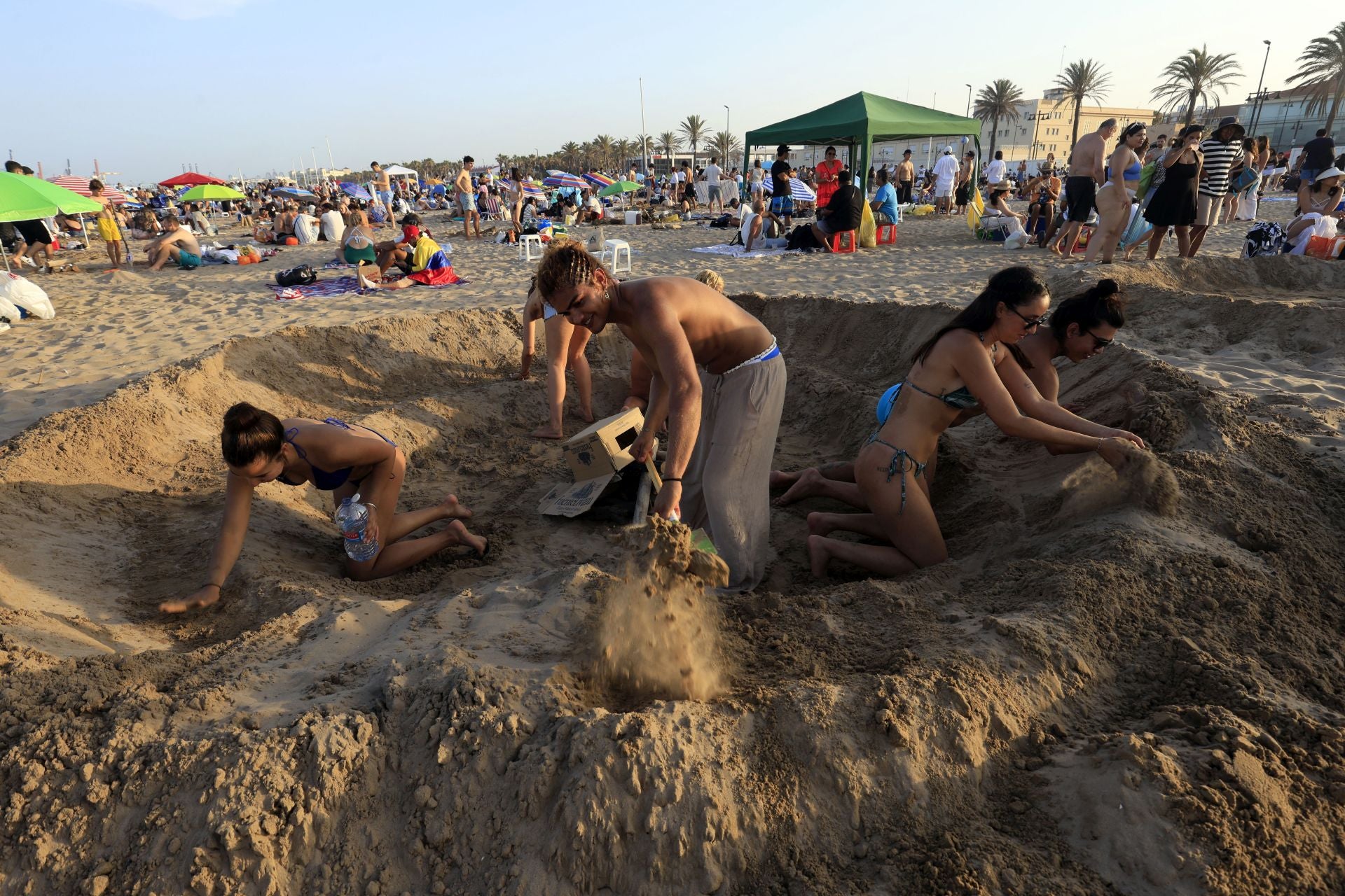 FOTOS | Noche de San Juan en las playas de Valencia