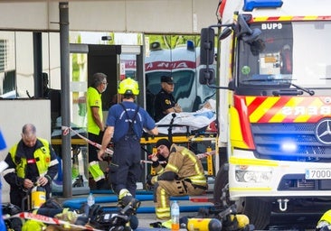 Los bomberos, en la puerta de Urgencias del hospital La Fe.