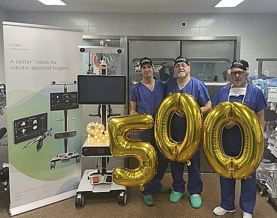 Los cirujanos celebran el hito.