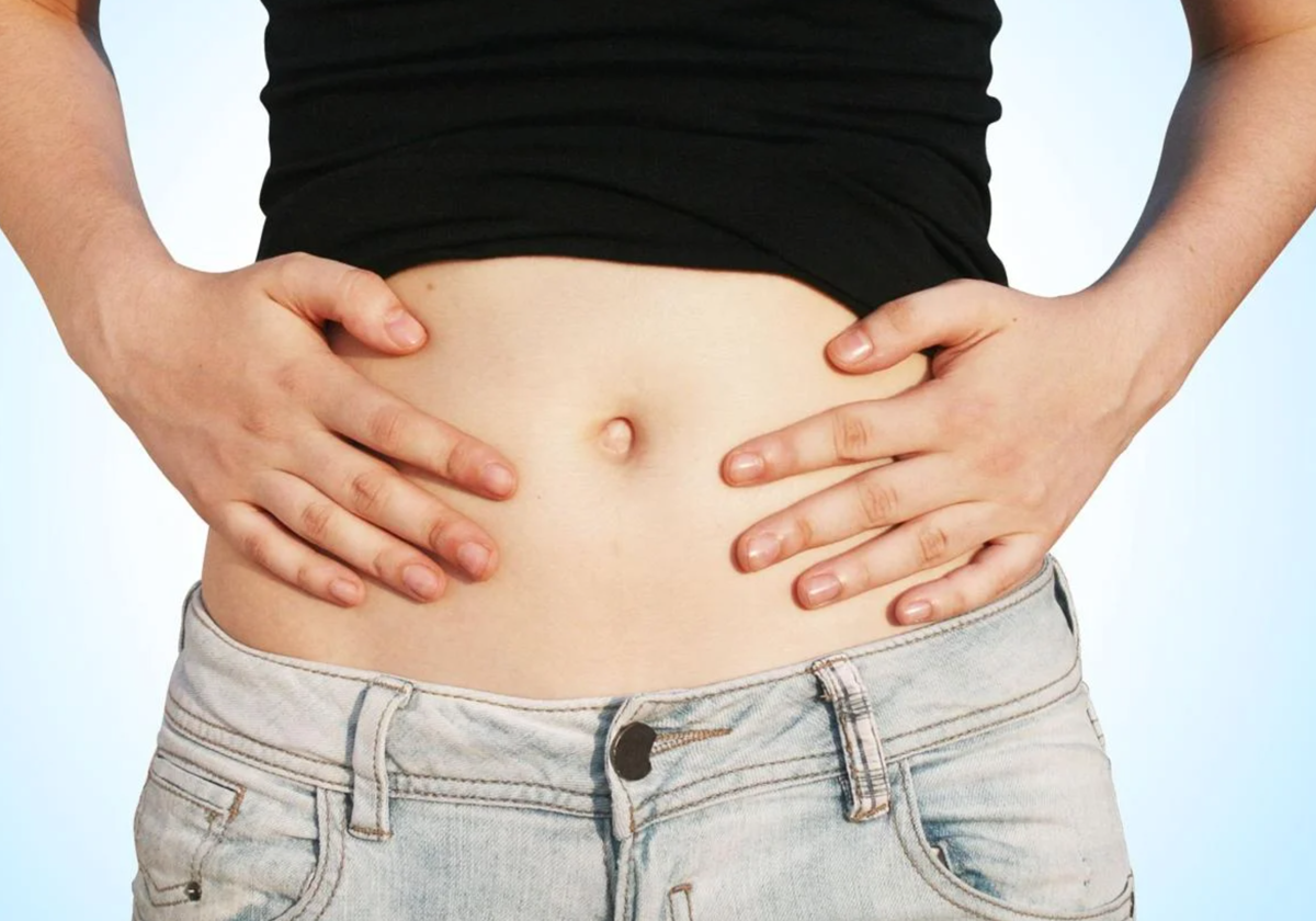 Adiós a la barriga hinchada: las tres claves para evitar la inflamación este verano, según un experto de clínica de salud y belleza integral
